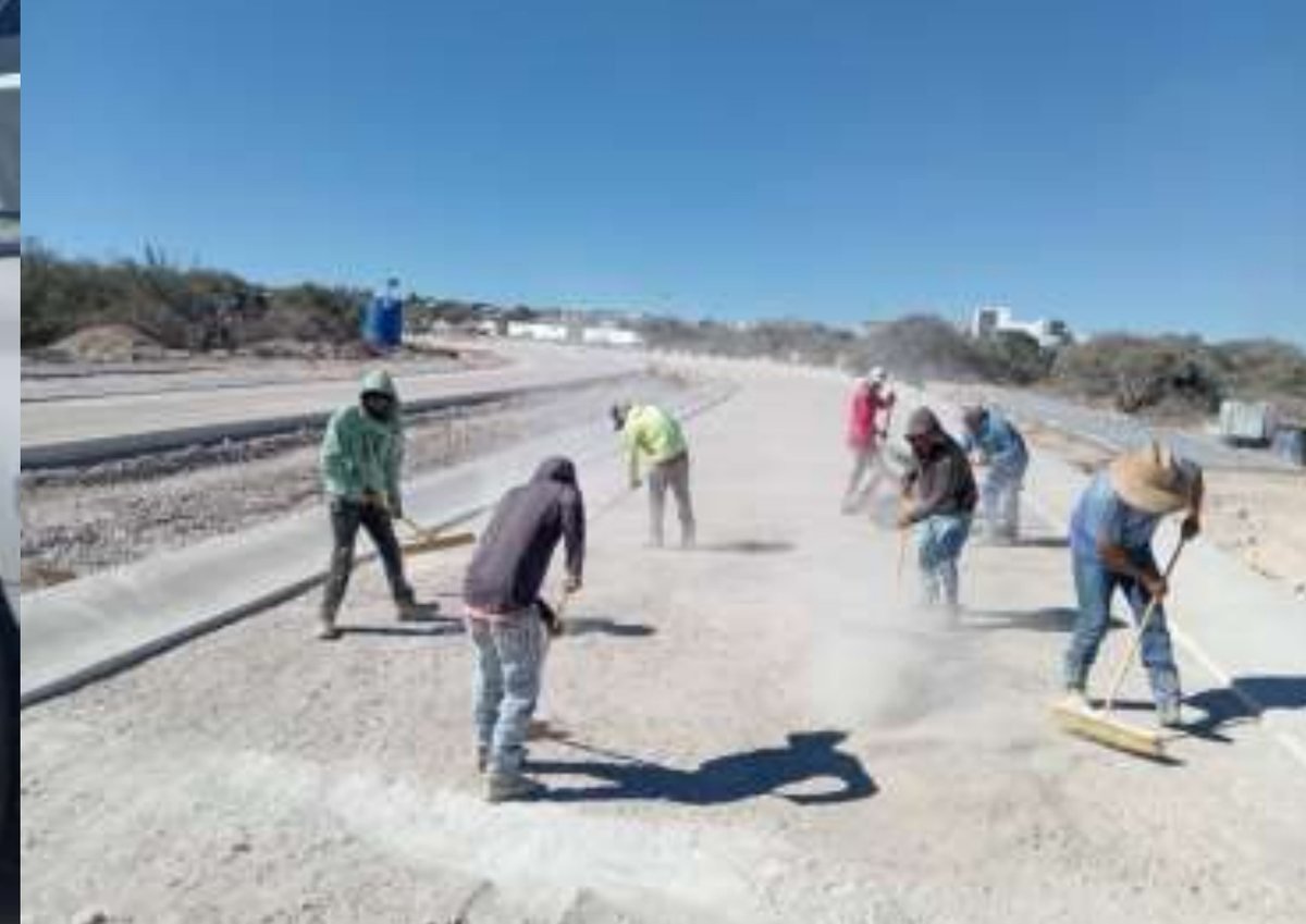 Cuadrilla realizando trabajos de pavimento en obra p&uacute;blica