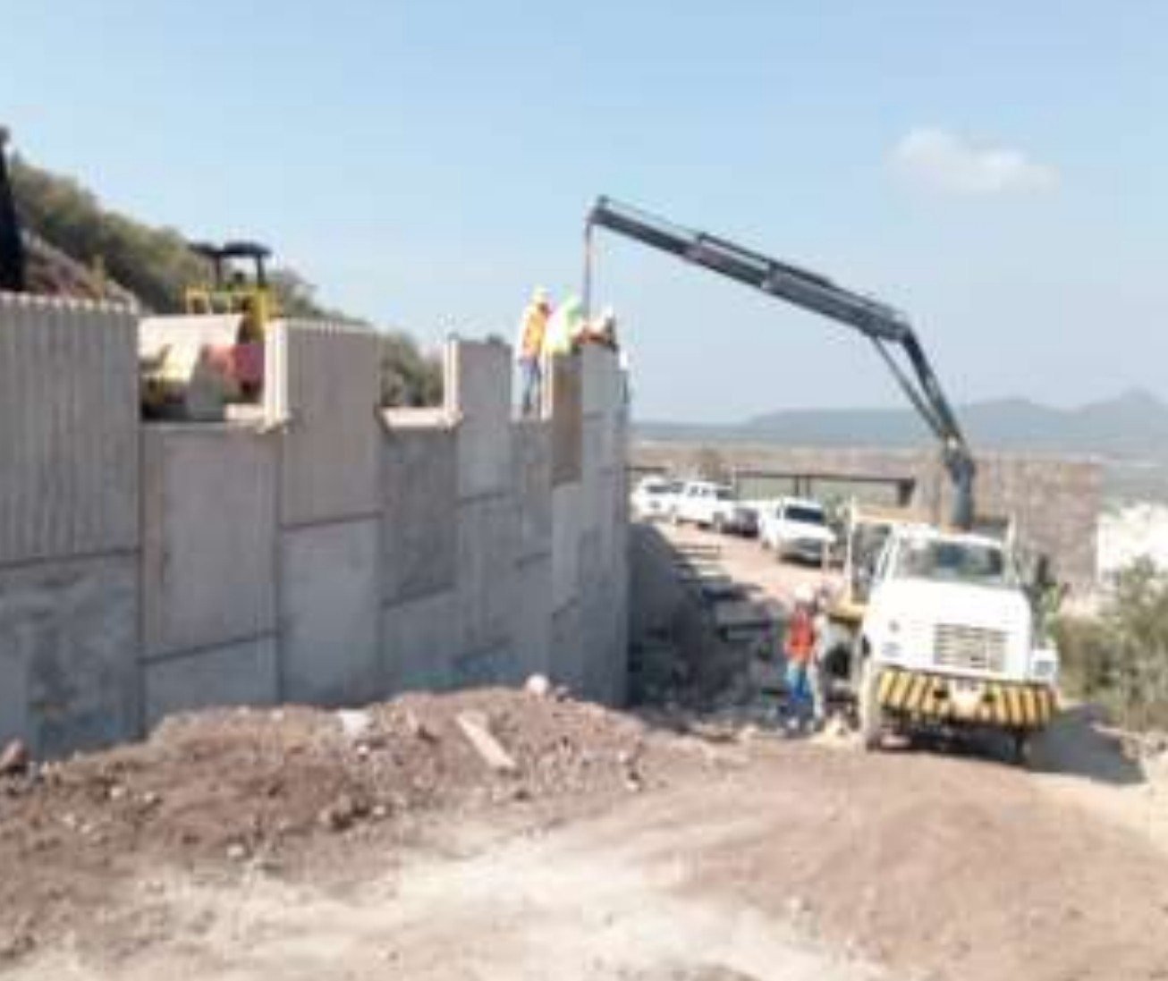 Construcci&oacute;n de muro de contenci&oacute;n prefabricado