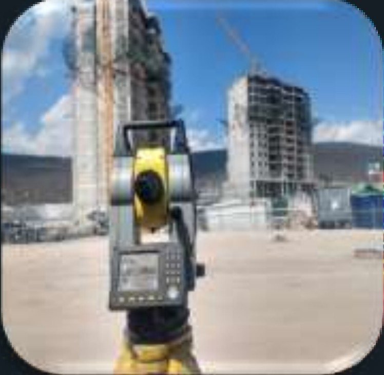 Levantamiento topogr&aacute;fico frente a edificio en construcci&oacute;n
