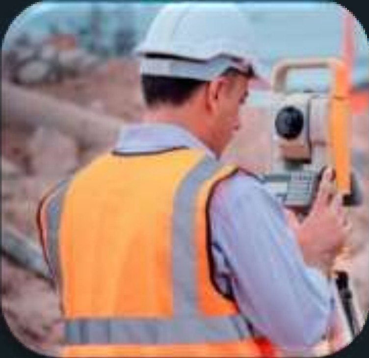 Ingeniero topógrafo con estaci&oacute;n total en obra